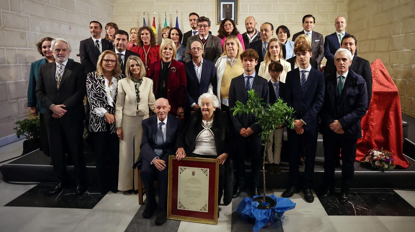 Antonio Gómez y su mujer, junto a familiares y la corporación municipal.