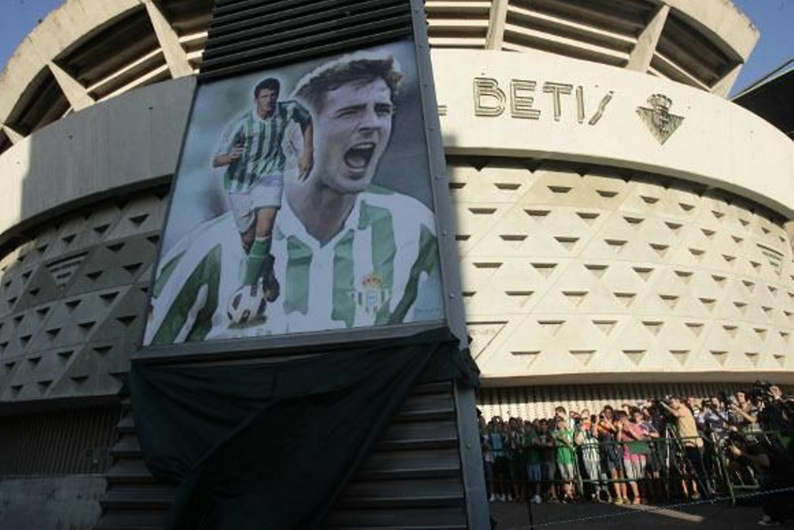 El homenaje a Miki Roqué en la base de la bandera de Gol Norte del Villamarín. / Juan Carlos Muñoz