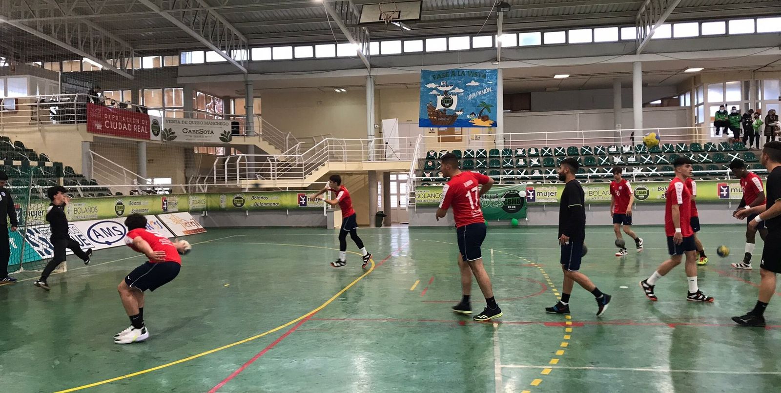 Los jugadores del BM Montequinto calientan antes de comenzar el encuentro en Bolaños.
