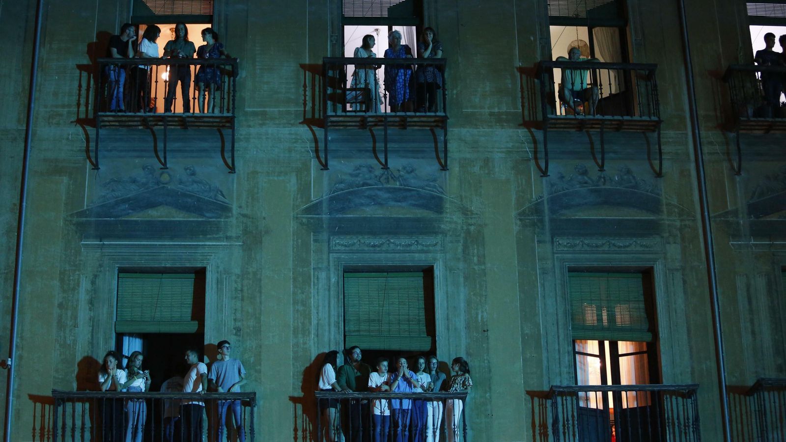 La gente en los balcones esperando a Dellafuente y Raimundo Amador.
