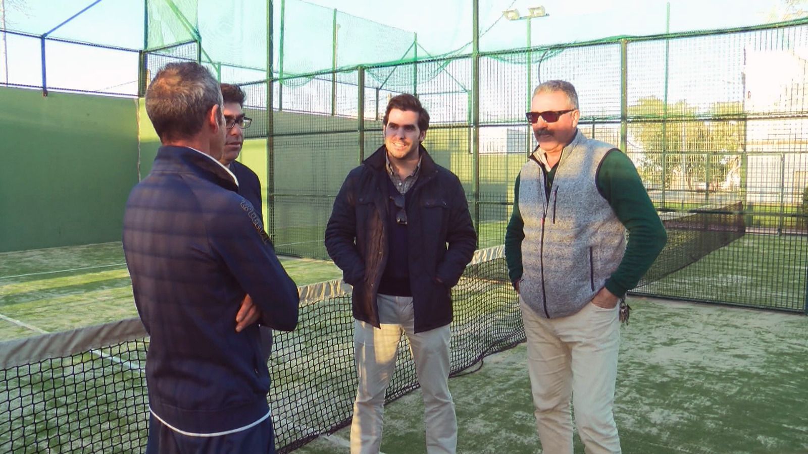 El delegado de Deportes visita las pistas de pádel del municipio.