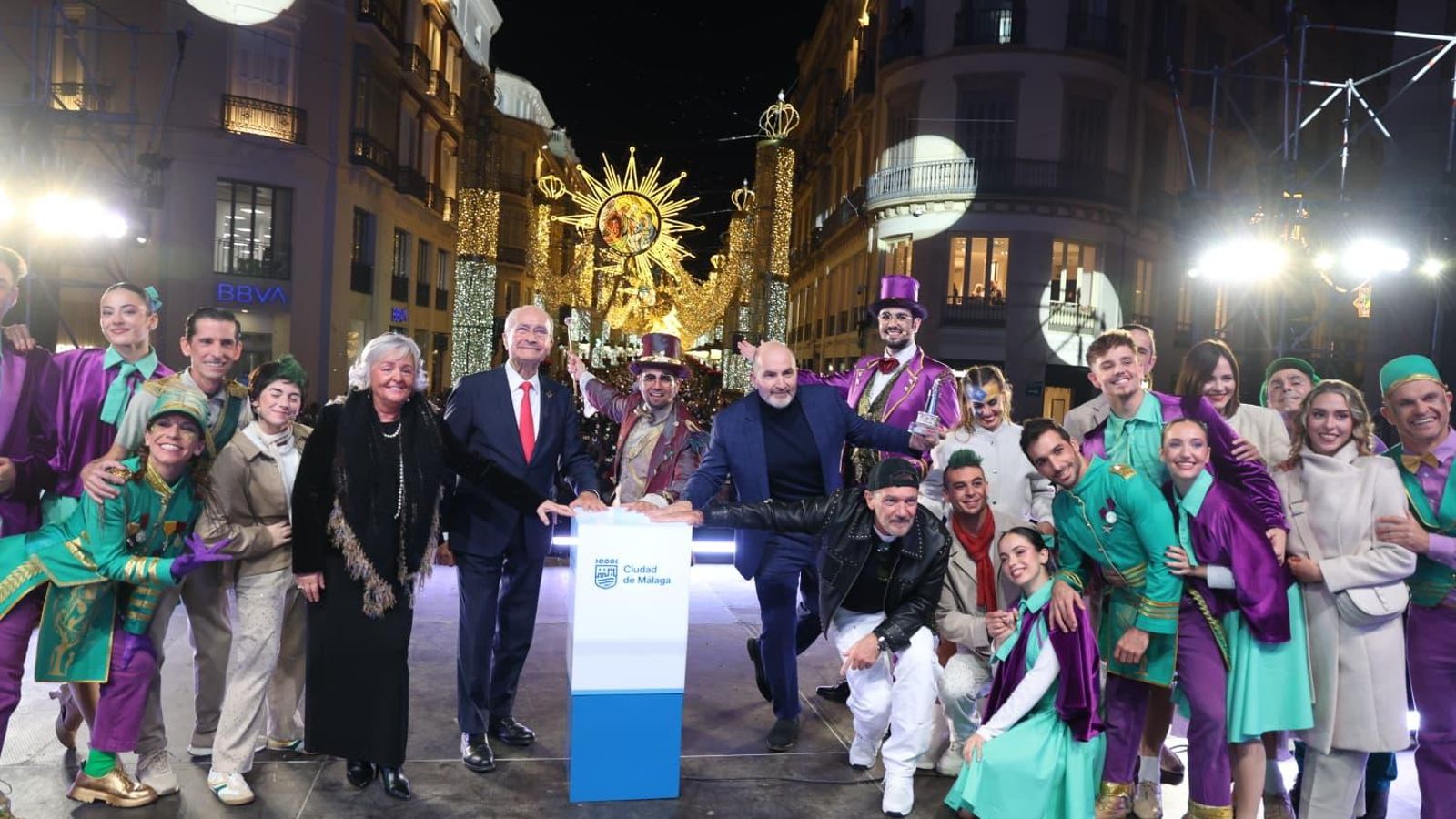 Alumbrado de Navidad de 2025 en calle Larios, con Antonio Banderas, Merlín Domingo, el elenco y autoridades.