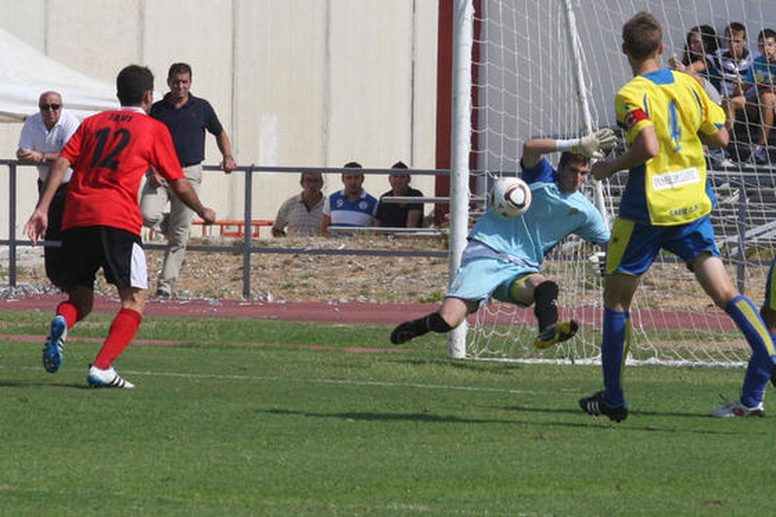 Tras la victoria en el partido 2-0, el San Roque consigue situarse en la zona cálida de la clasificación  

Foto: Paco Guerrero