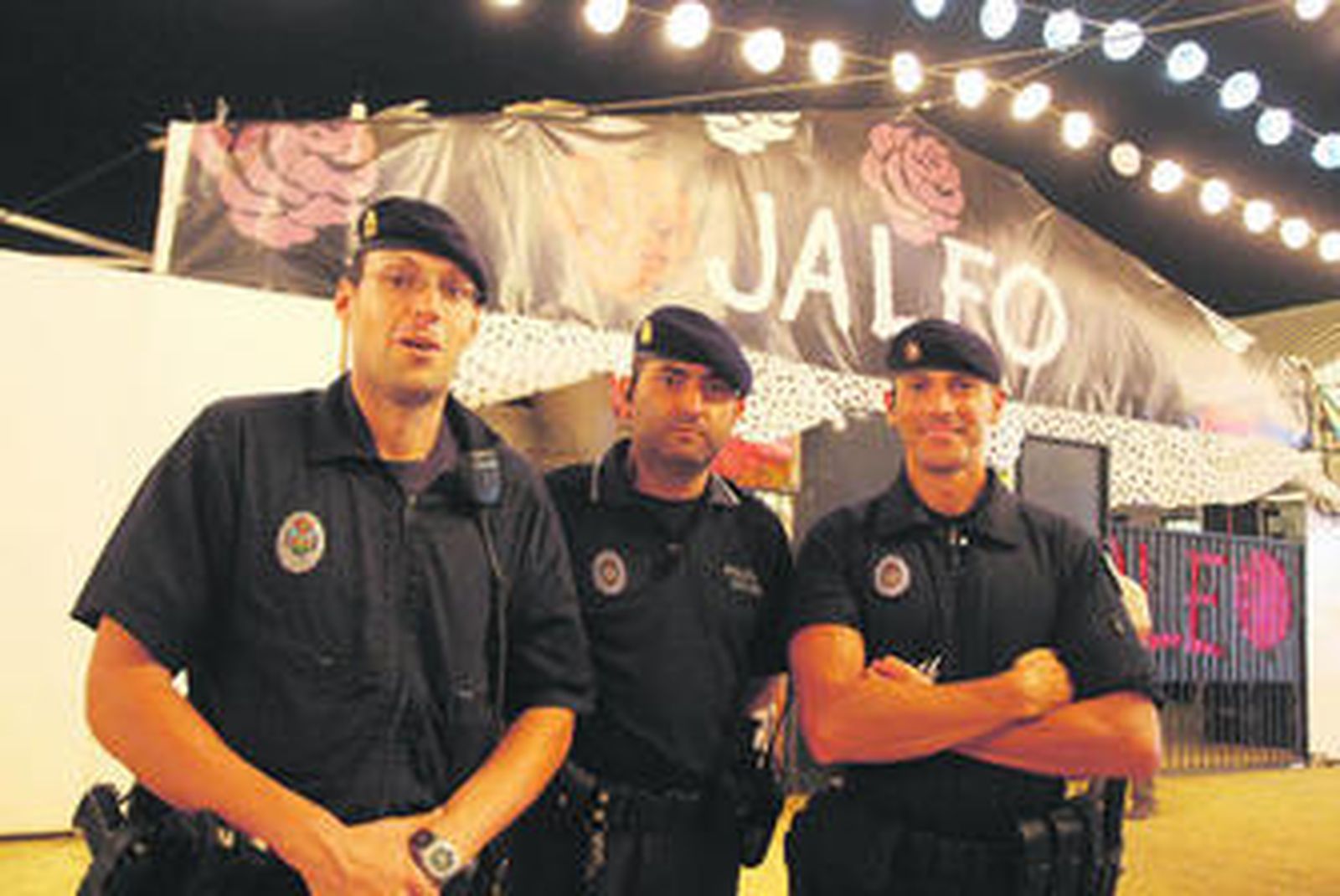 Policías locales, de servicio en el recinto ferial.