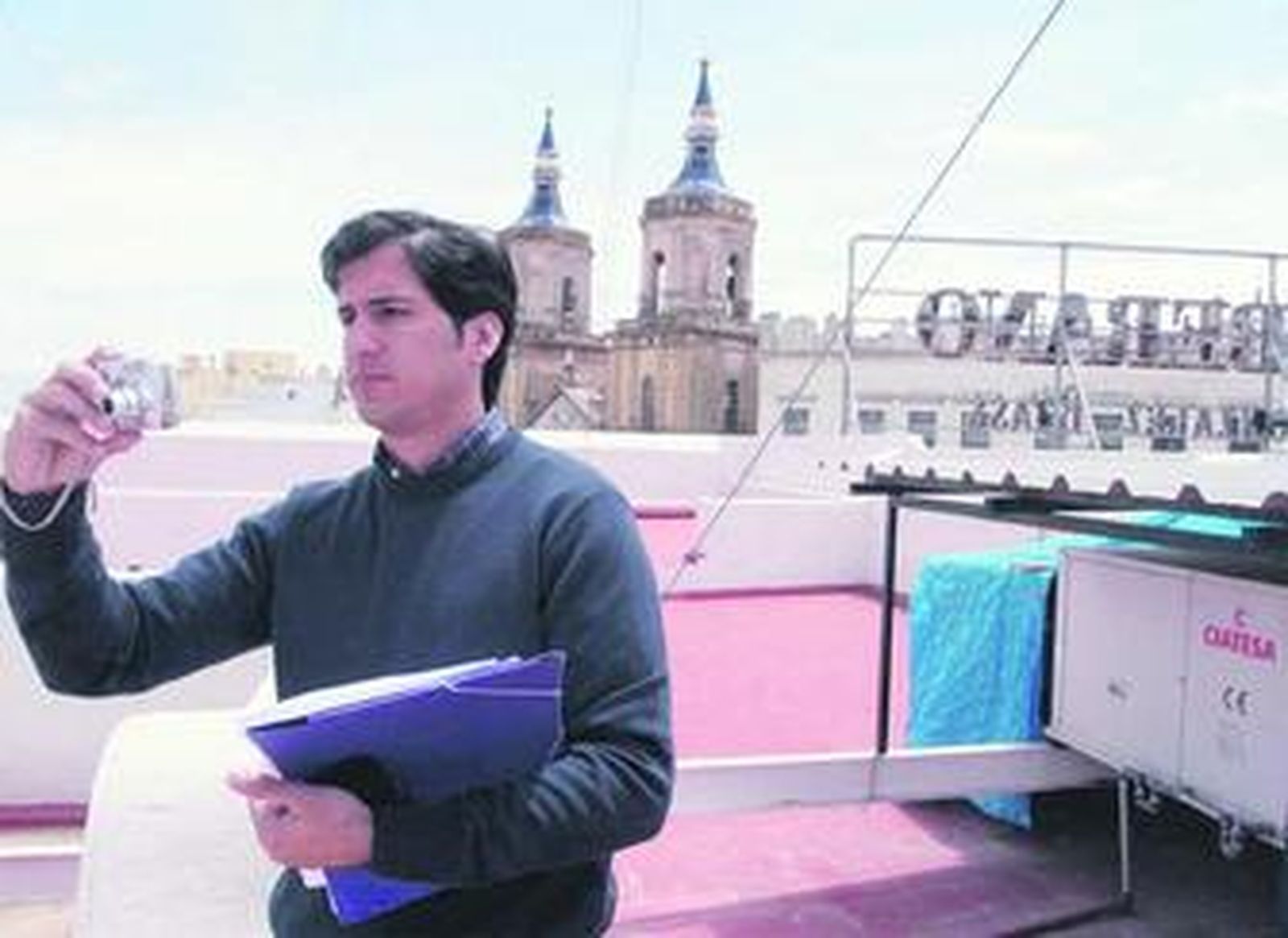 Uno de los arquitectos que se encargó de la documentación, en una finca junto a la plaza de la Iglesia, en mayo de 2008.