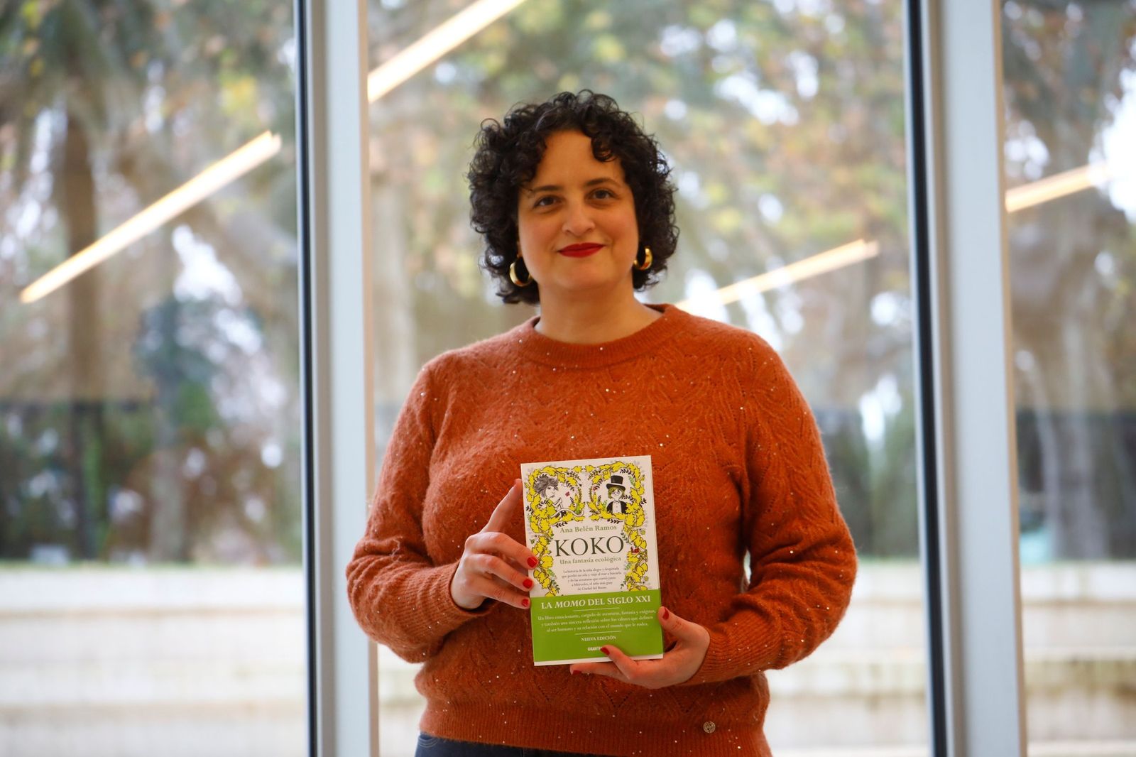 Ana Belén Ramos, con su libro 'Koko', en la Biblioteca Grupo Cántico.