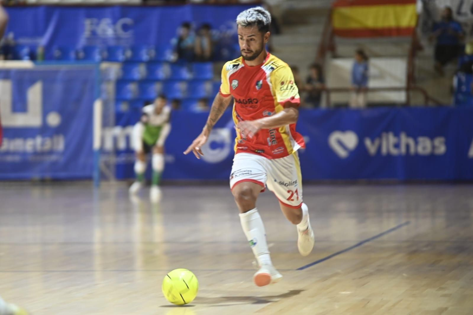 Beto avanza con el balón durante una acción del choque disputado por los ejidenses en tierras valencianas. Beto avanza con el balón durante una acción del choque disputado por los ejidenses en tierras valencianas.