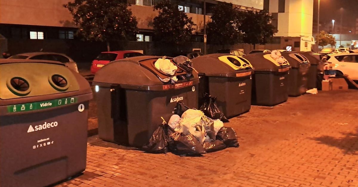 La basura se acumula en el barrio nuevo de Poniente: "Cada vez somos ...