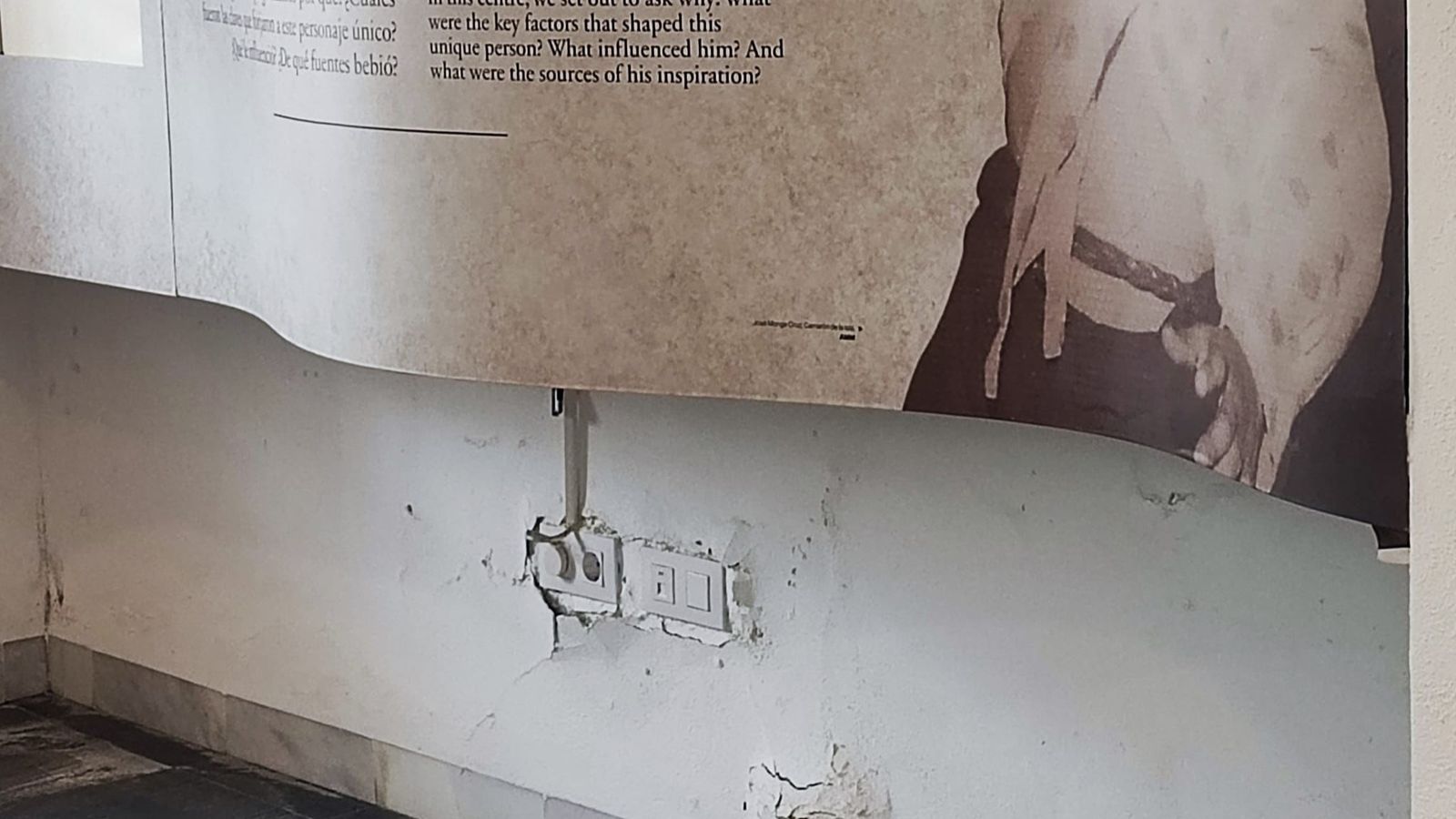 Estado que presenta el revestimiento de las parades interiores de la casa natal de Camarón, en una imagen difundida por el PP isleño