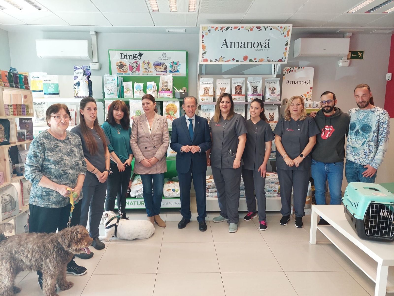 El alcalde de Chiclana en su visita la Clínica Veterinaria Alora.