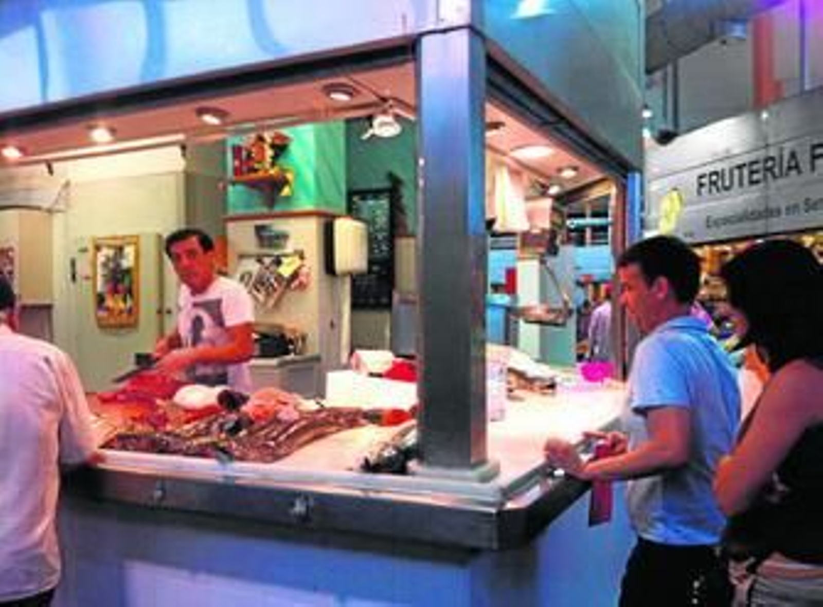 Un puesto del mercado municipal de Marbella.