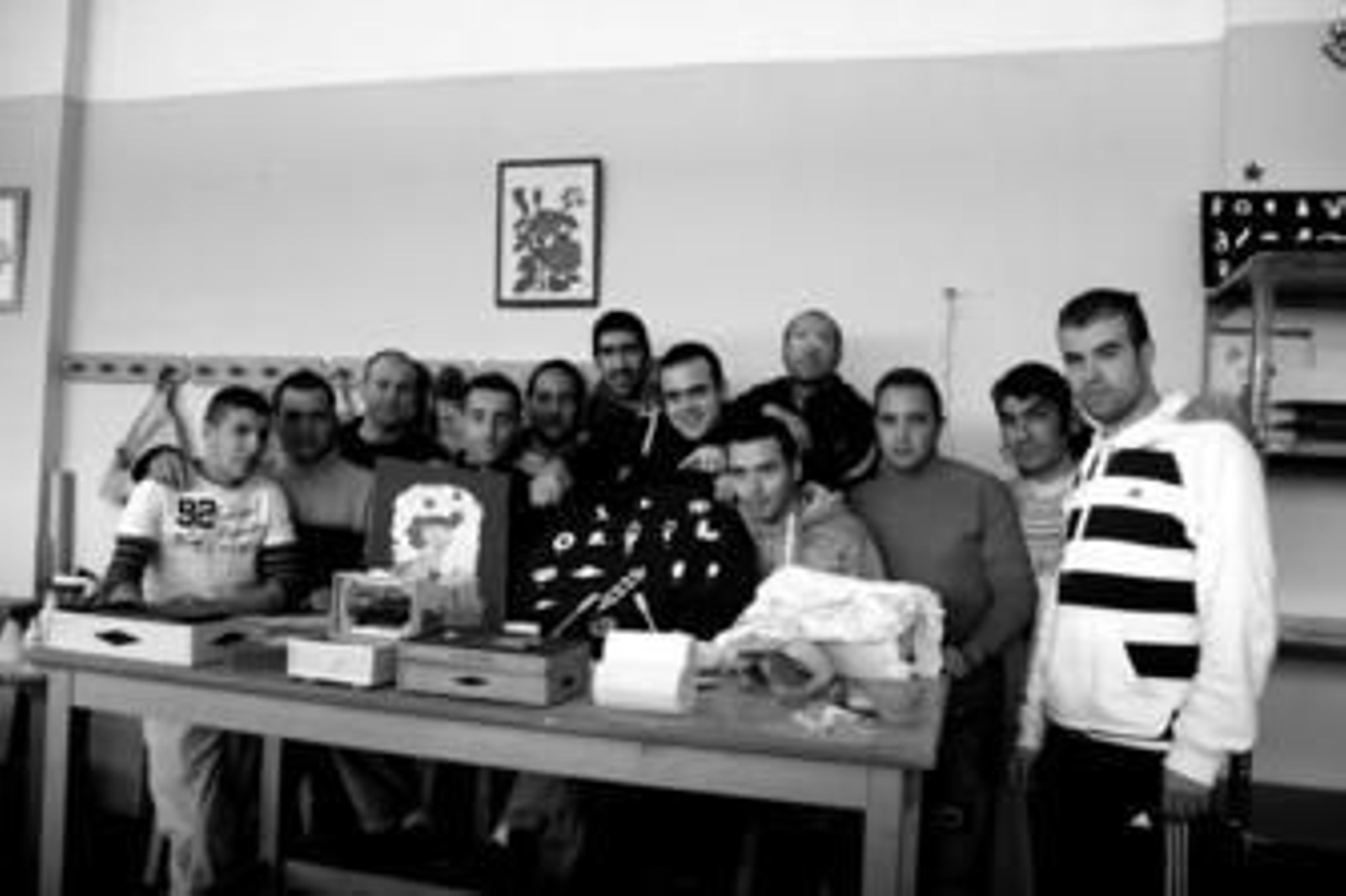 Un grupo de internos que trabaja en el taller de manualidades donde realizan cerámica, pintan o confeccionan cajas y barcos de madera.