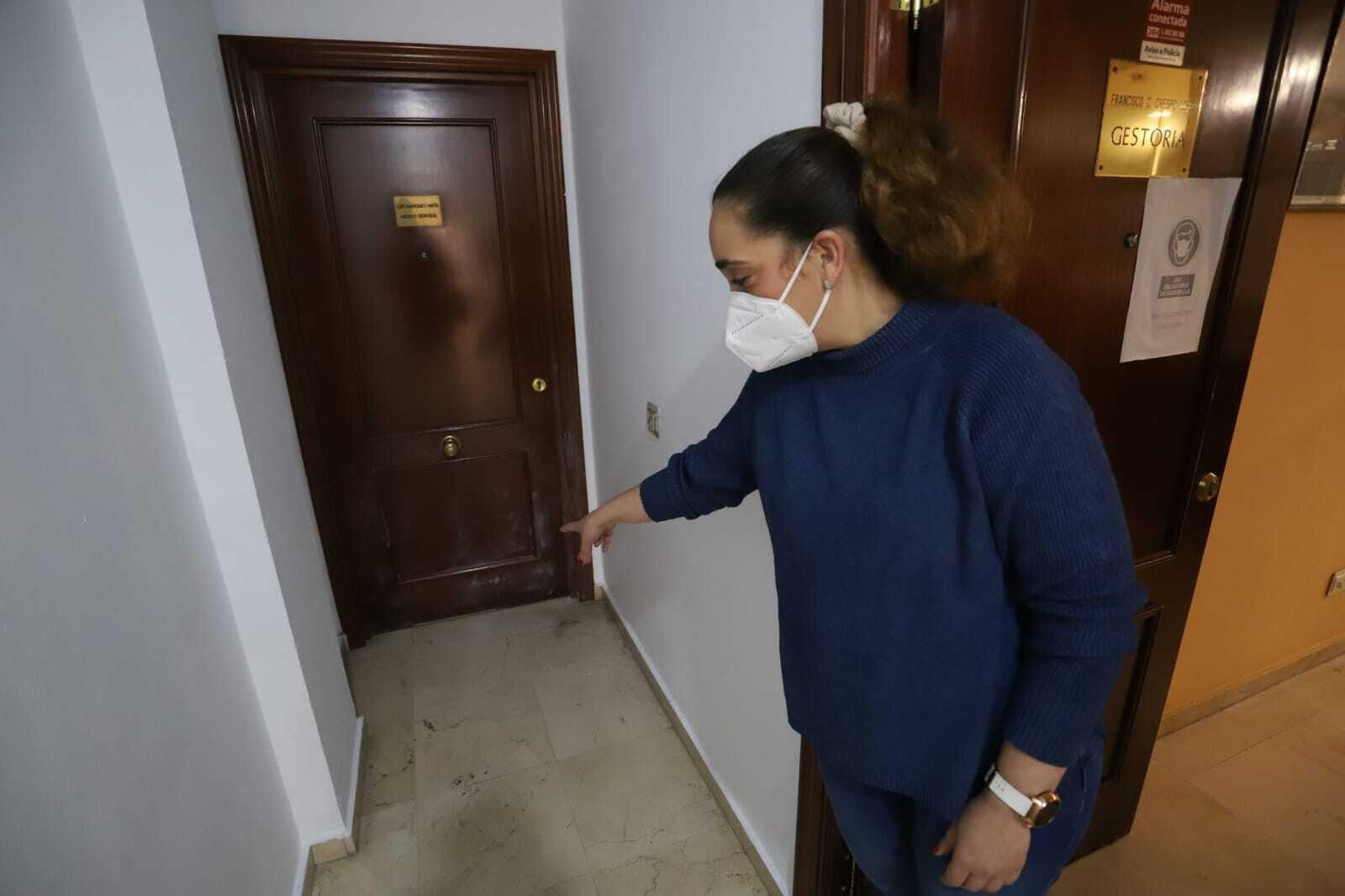 Susana señala el lugar en el que encontró el bebé.