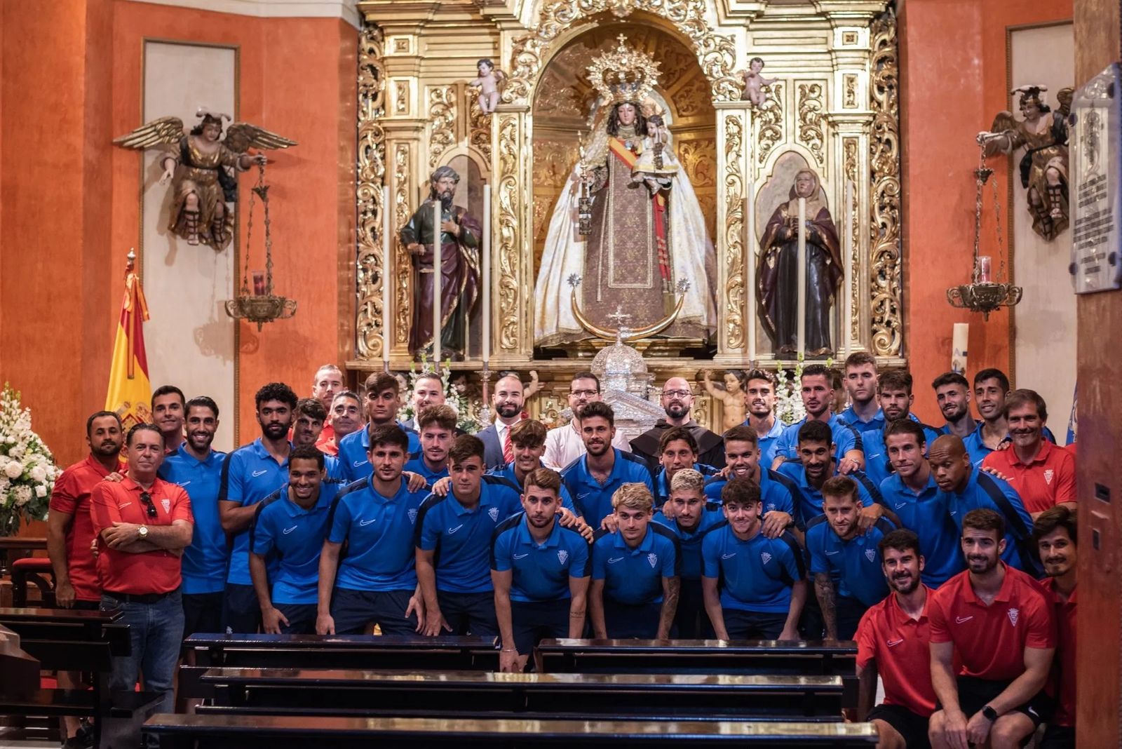 El equipo isleño realizó la tradicional ofrenda a la Patrona, la Virgen del Carmen, en la previa del inicio de la Liga.