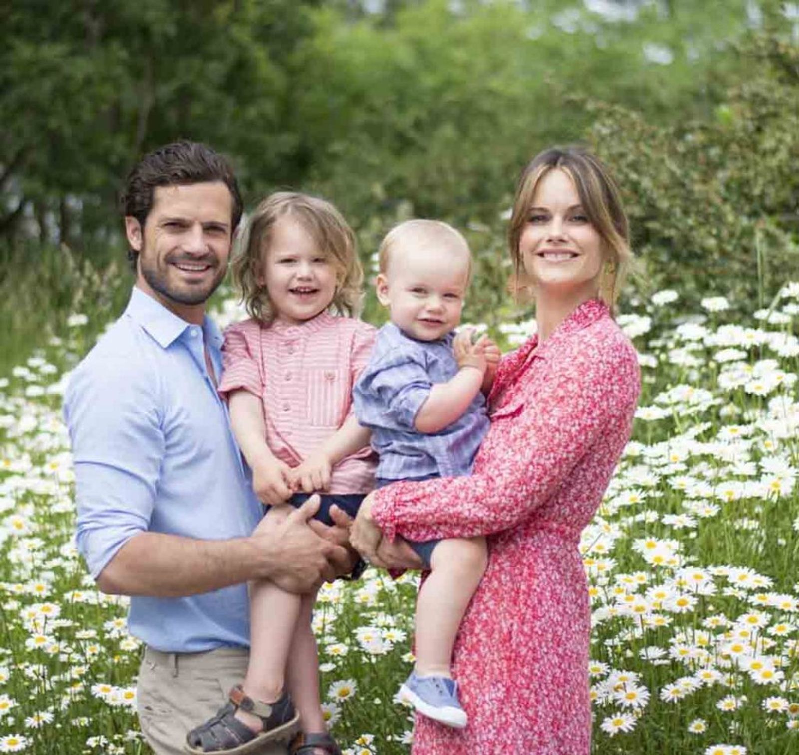 Carlos Felipe de Suecia y Sofía con sus dos hijos mayores: Alejandro y Gabriel.