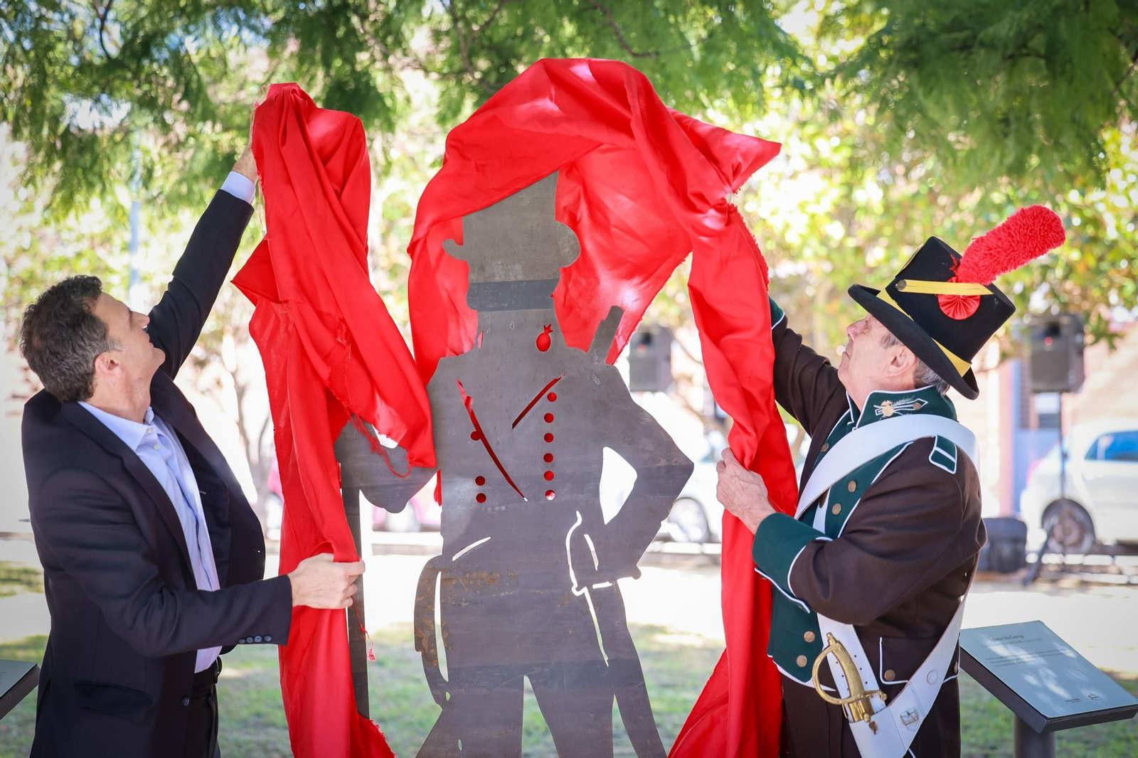 El alcalde de Cádiz, Bruno García y el presidente de la AVV, Antonio Peinado.