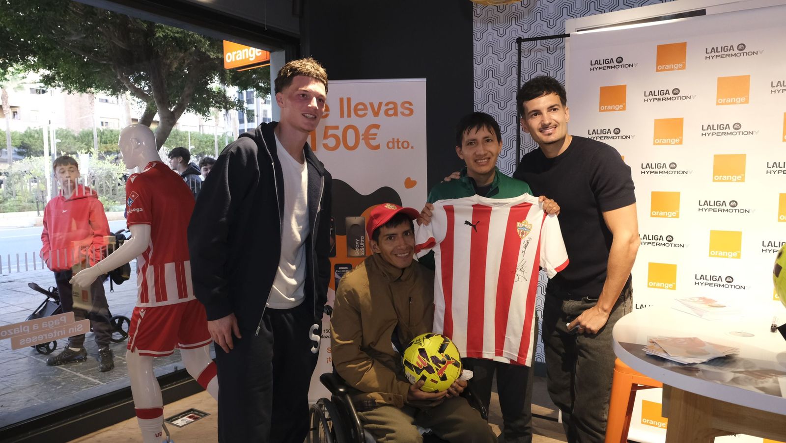 Búscate en las fotos de la firma de los jugadores de la U.D. Almería en la tienda Orange