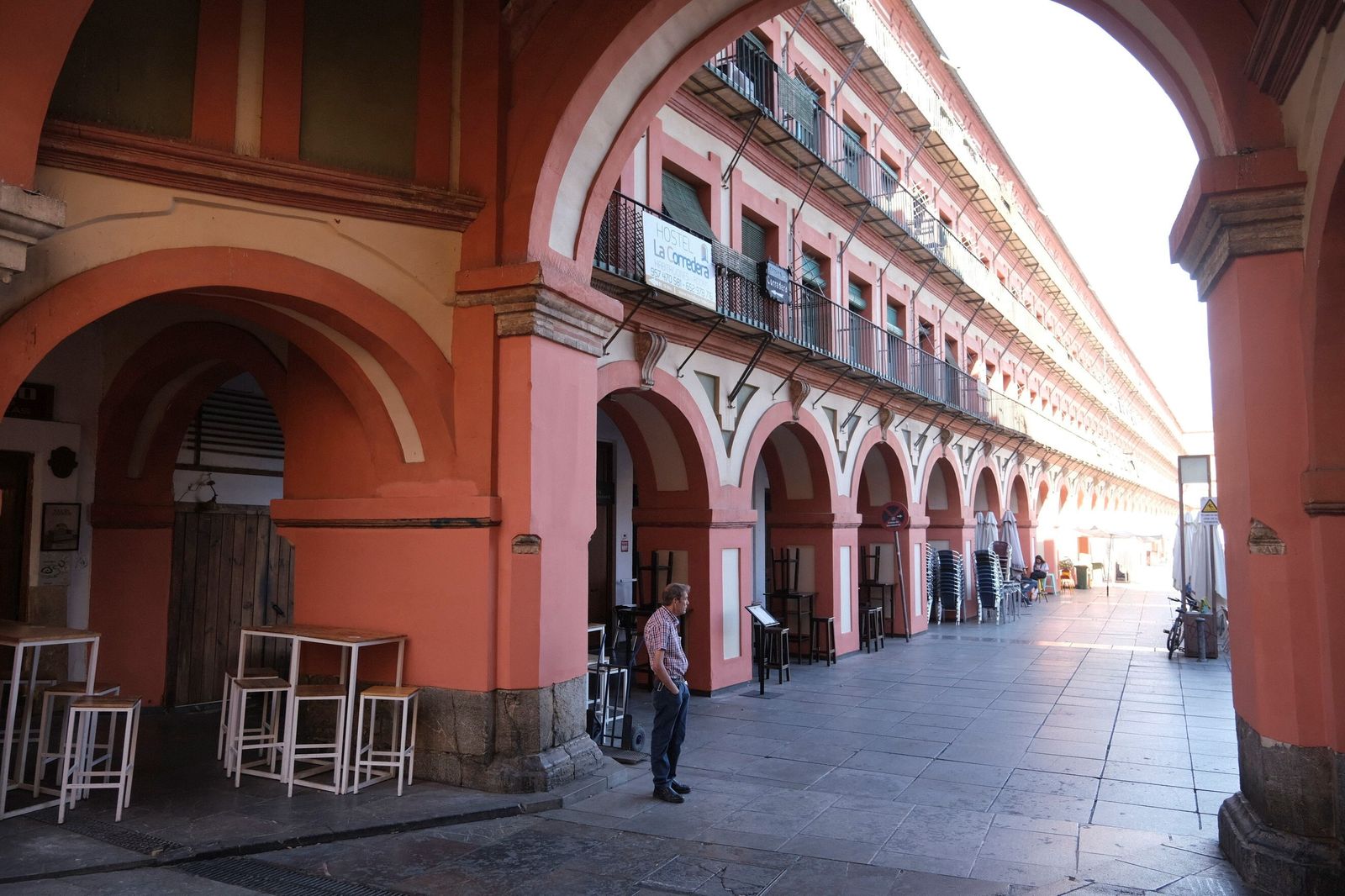 La plaza de la Corredera de Córdoba vuelve a lucir libre de pintadas, en imágenes