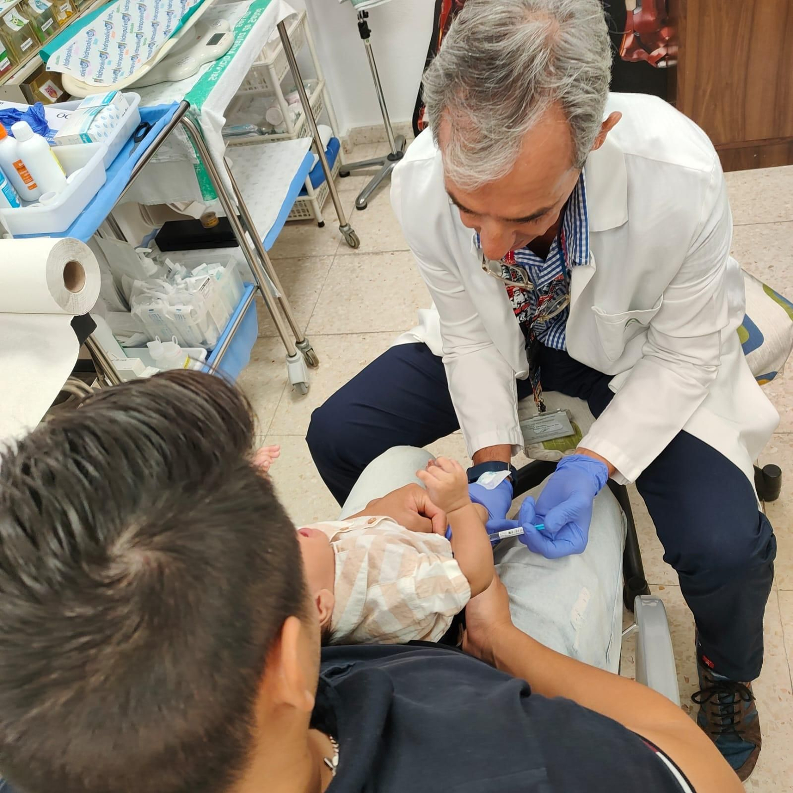 Un sanitario vacuna a un bebé.