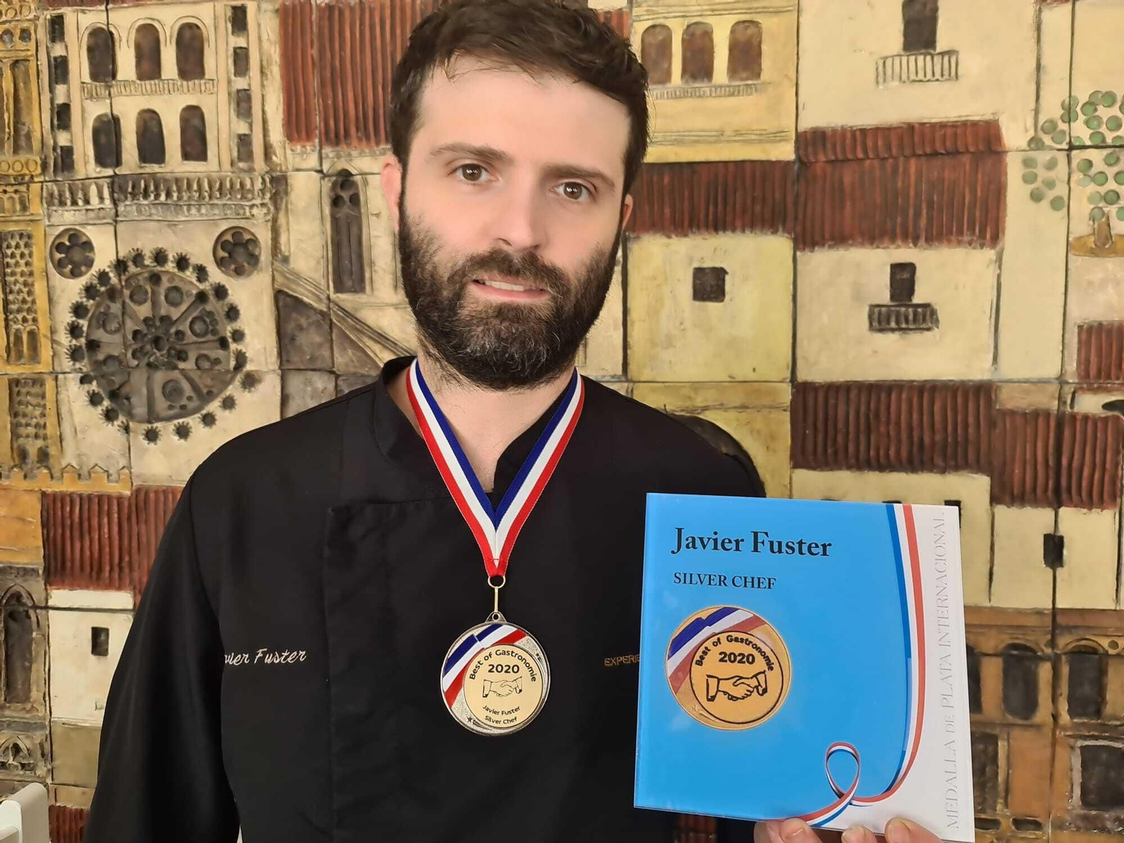 El chef Javier Fuster posa con la medalla concedida por Best of Gastronomie.