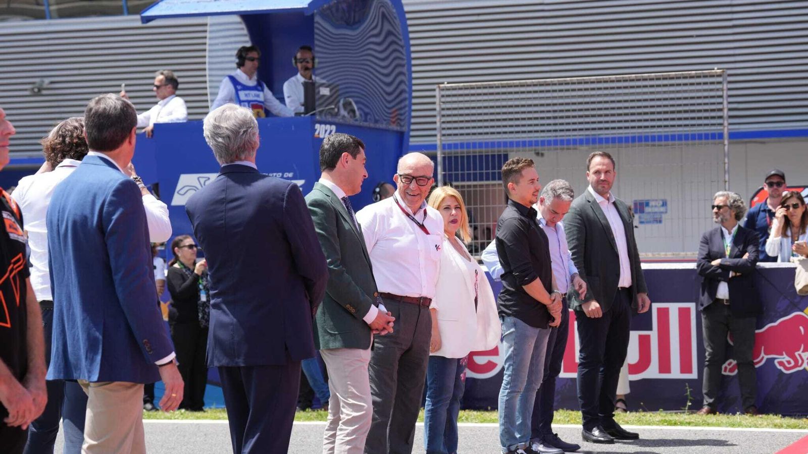 El presidente de la Junta, Juanma Moreno, y la alcaldesa de Jerez, Mamen Sánchez, junto a Carmelo Ezpeleta.