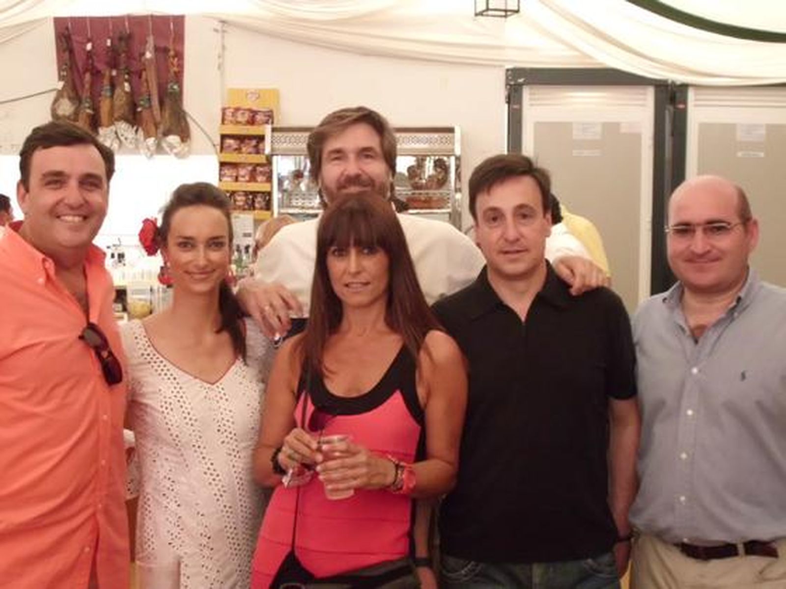 El director financiero del Grupo Joly, José Uceda, con Antonio Naval, Marta Fernández, Ignacio García, Pilar Pérez y Javier Naves en una de las casetasdel recinto ferial portuense.