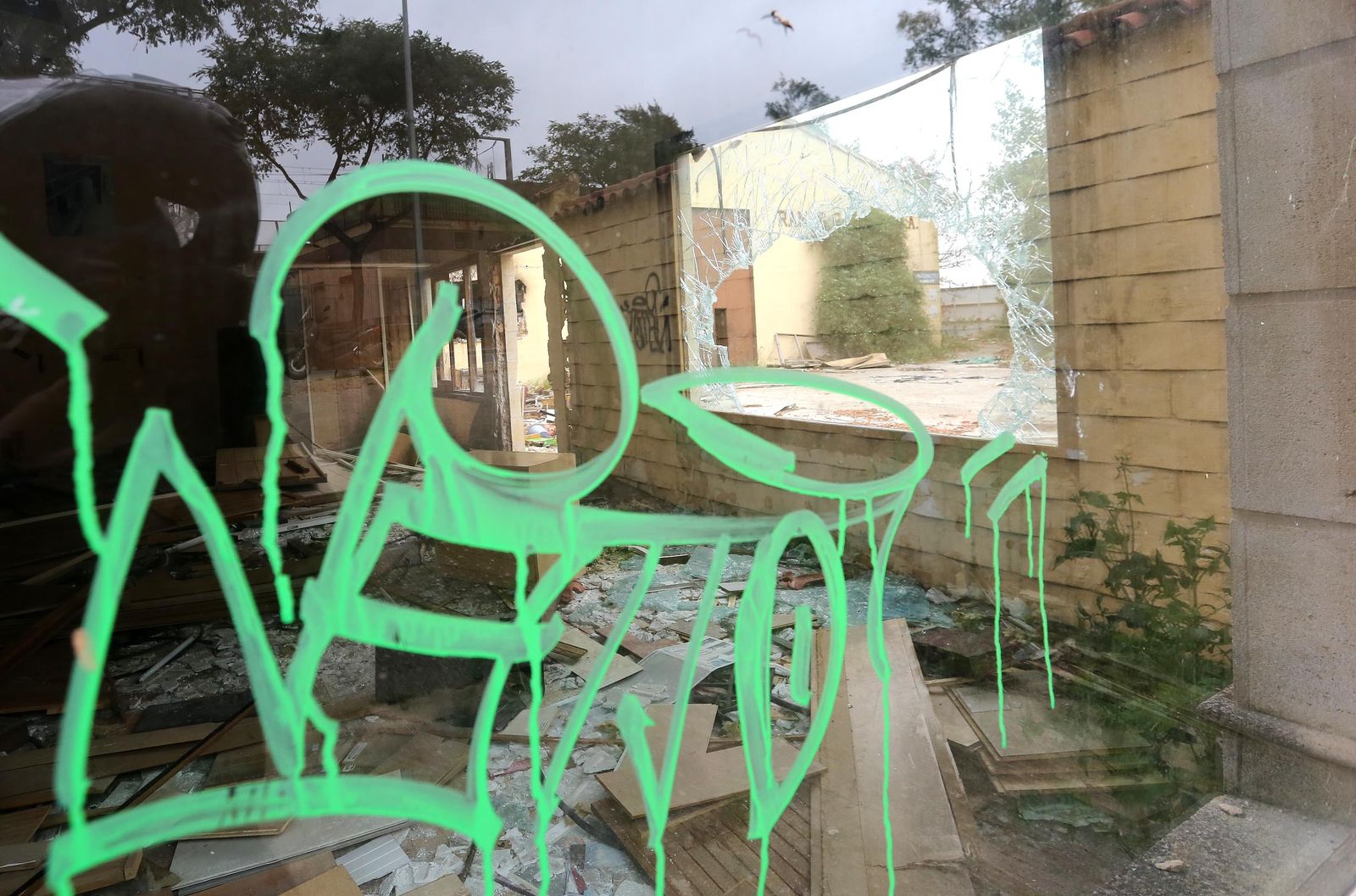 Expolian e incendian las antiguas instalaciones de Ramos-Catalina