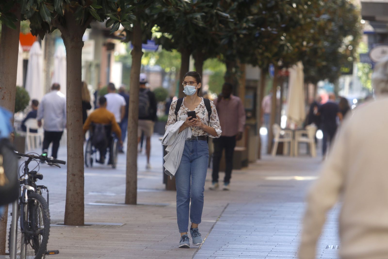 Una joven pasea por el centro de Córdoba.