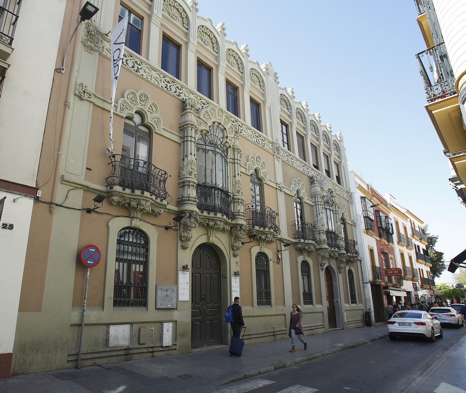 El edificio de Aníbal González de la calle Alfonso XII