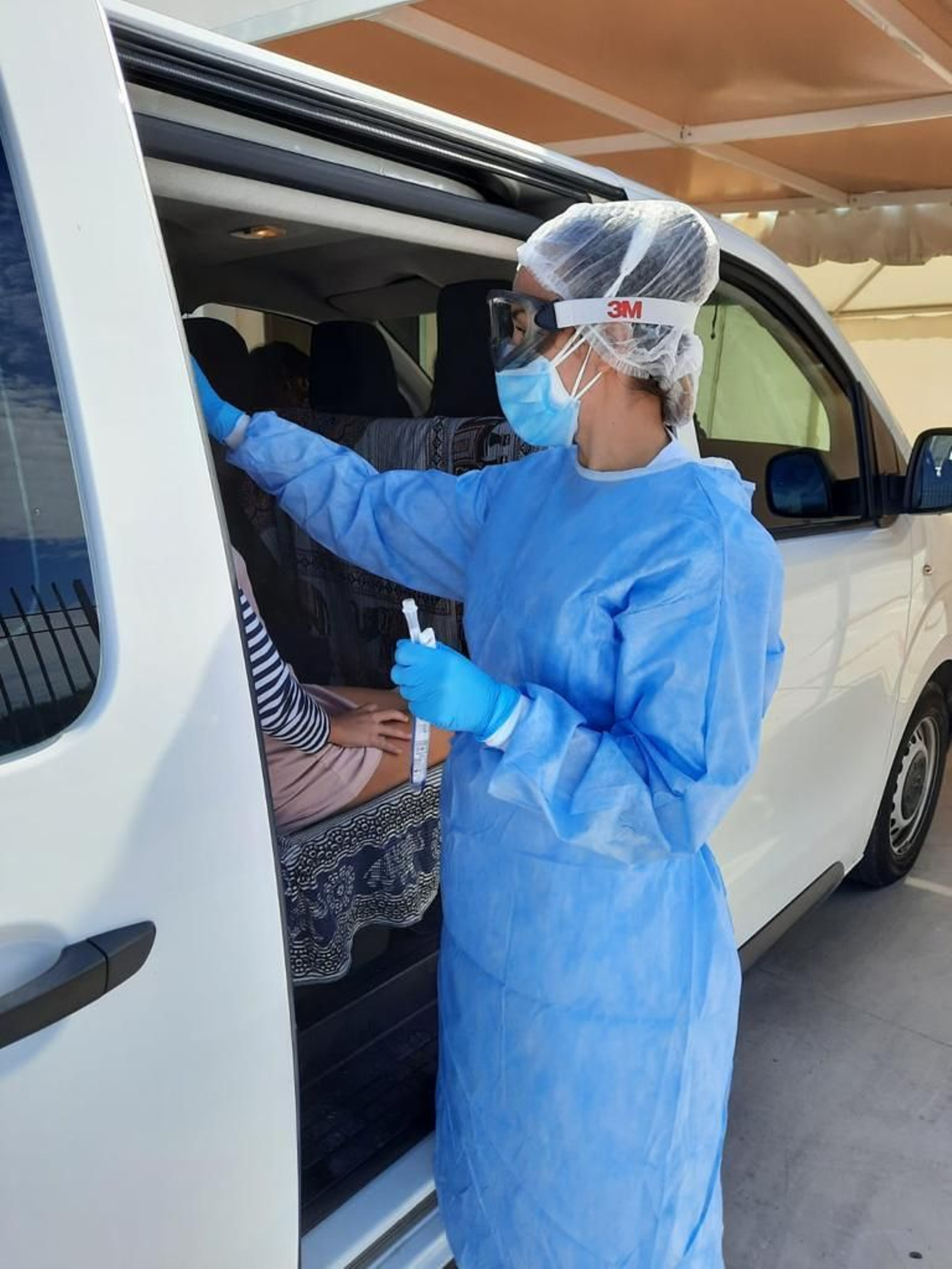 Una sanitaria durante la realización de una prueba PCR Una sanitaria durante la realización de una prueba PCR