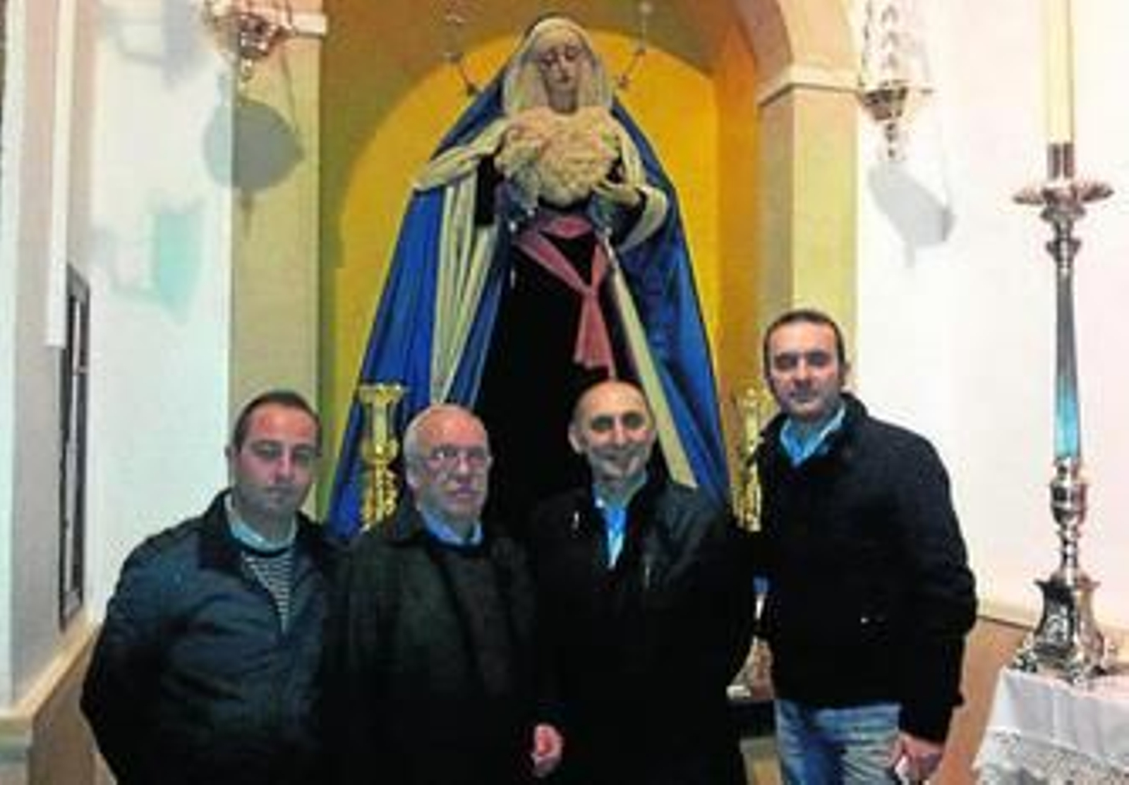 Manuel Marvizón, ante la Virgen del Rosario con cofrades del Perdón.