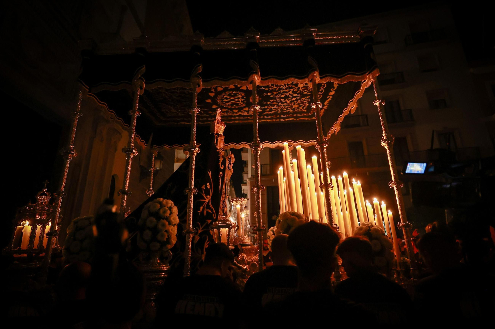 Imágenes de la salida de Buena Muerte en la Semana Santa de Cádiz 2025