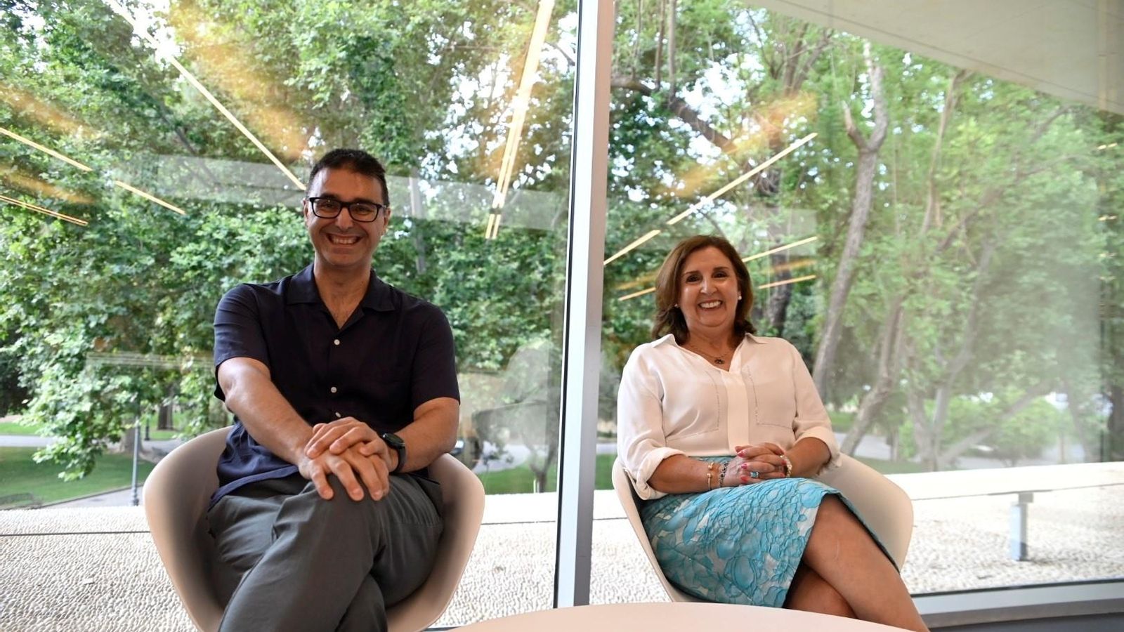 Pablo García Casado y Mercedes Guerrero posan junto a un ventanal de la Biblioteca Grupo Cántico. Pablo García Casado y Mercedes Guerrero posan junto a un ventanal de la Biblioteca Grupo Cántico.