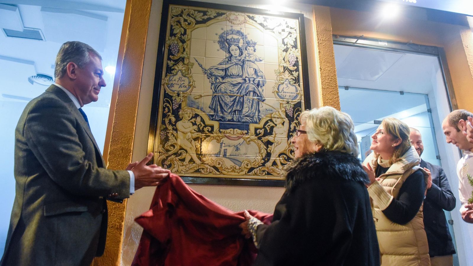 José Luis Sanz y Visitación García descubren el azulejo conmemorativo de La Flor de mi Viña.