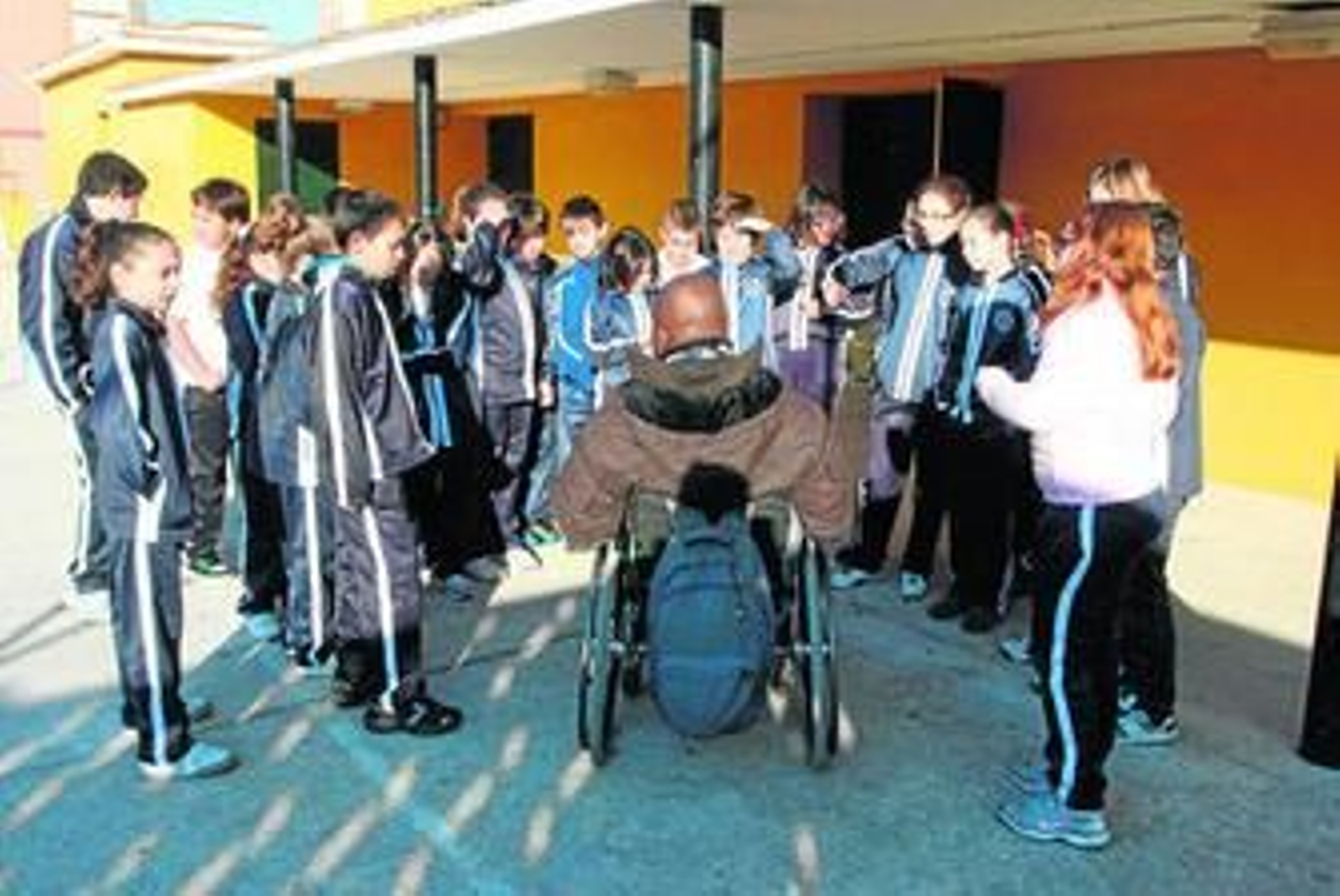 Un chico en silla de ruedas habla con alumnos del colegio Las Mercedes, en La Línea.