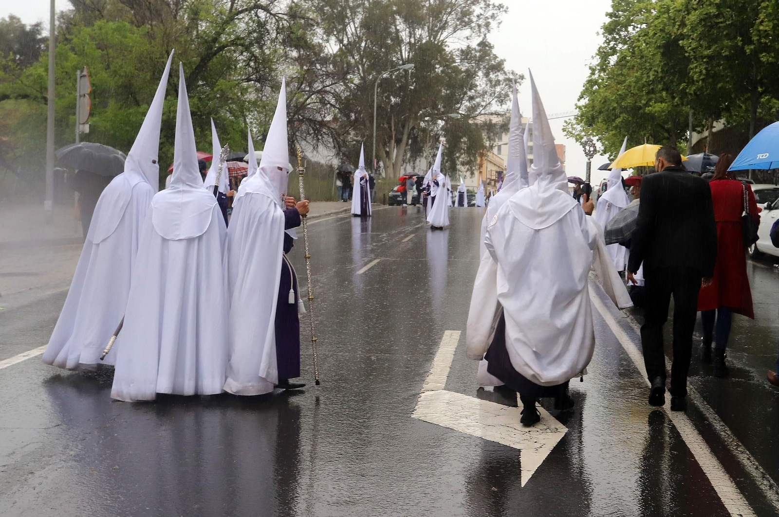 Imágenes de la procesión del Cautivo  bajo la lluvia en Huelva