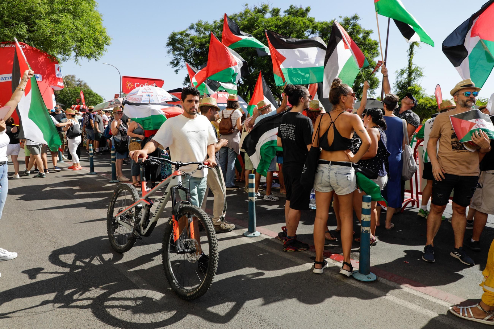 Ambiente del final de la 5ª etapa de la Vuelta ciclista a España, a su llegada a Sevilla