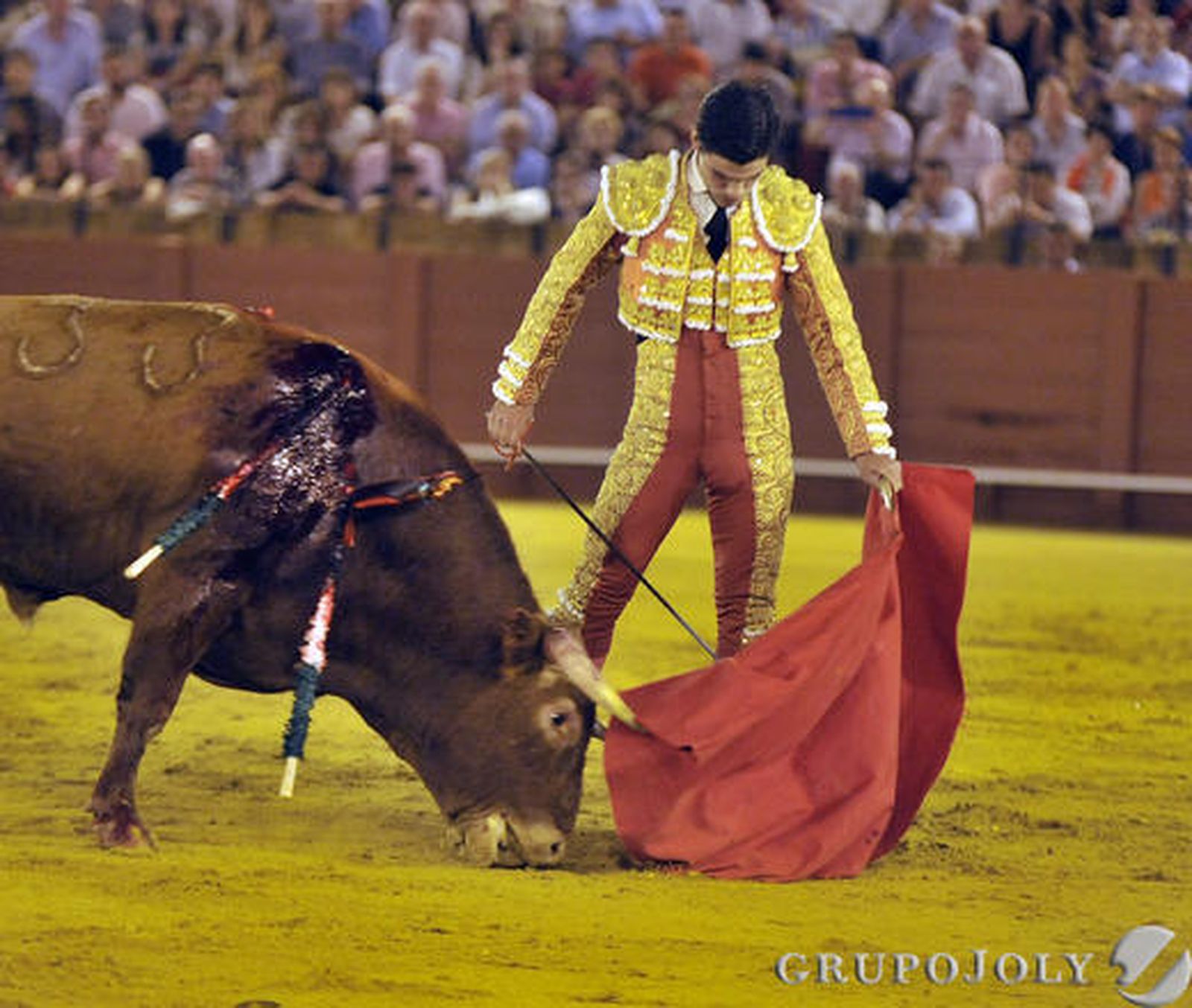 Pablo Aguado, con el primero de la noche.

Fotos: Juan Carlos Vázquez