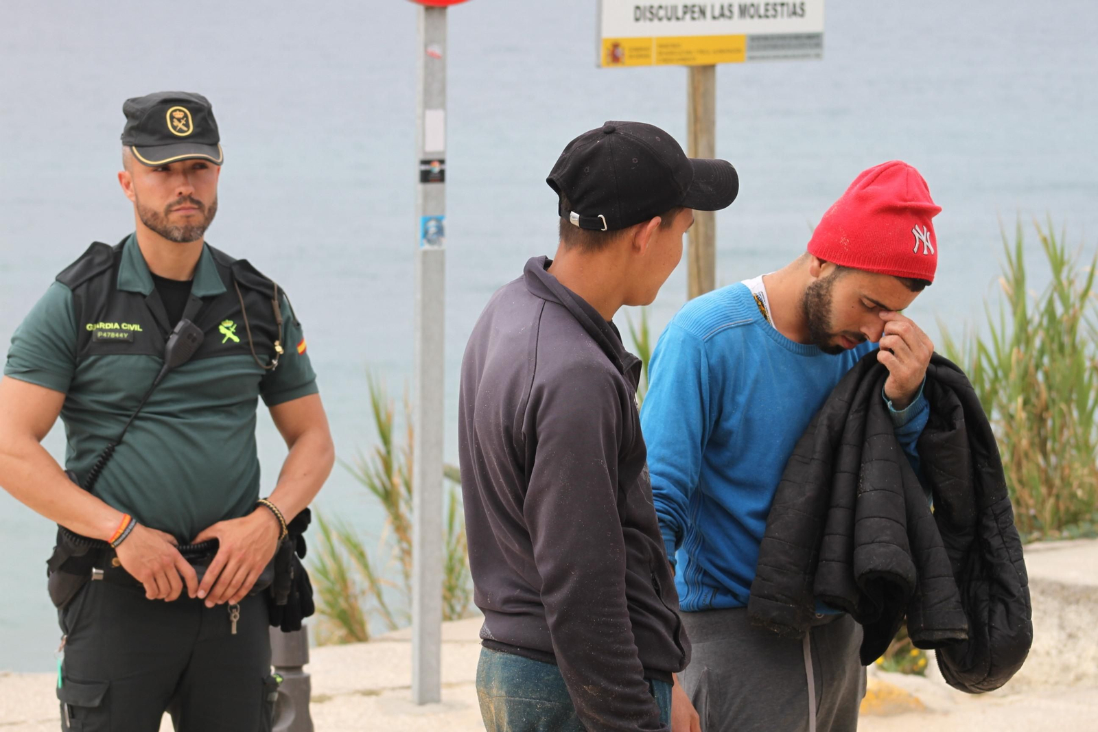 Dos de los magrebíes detenidos por la Guardia Civil en Caños de Meca.