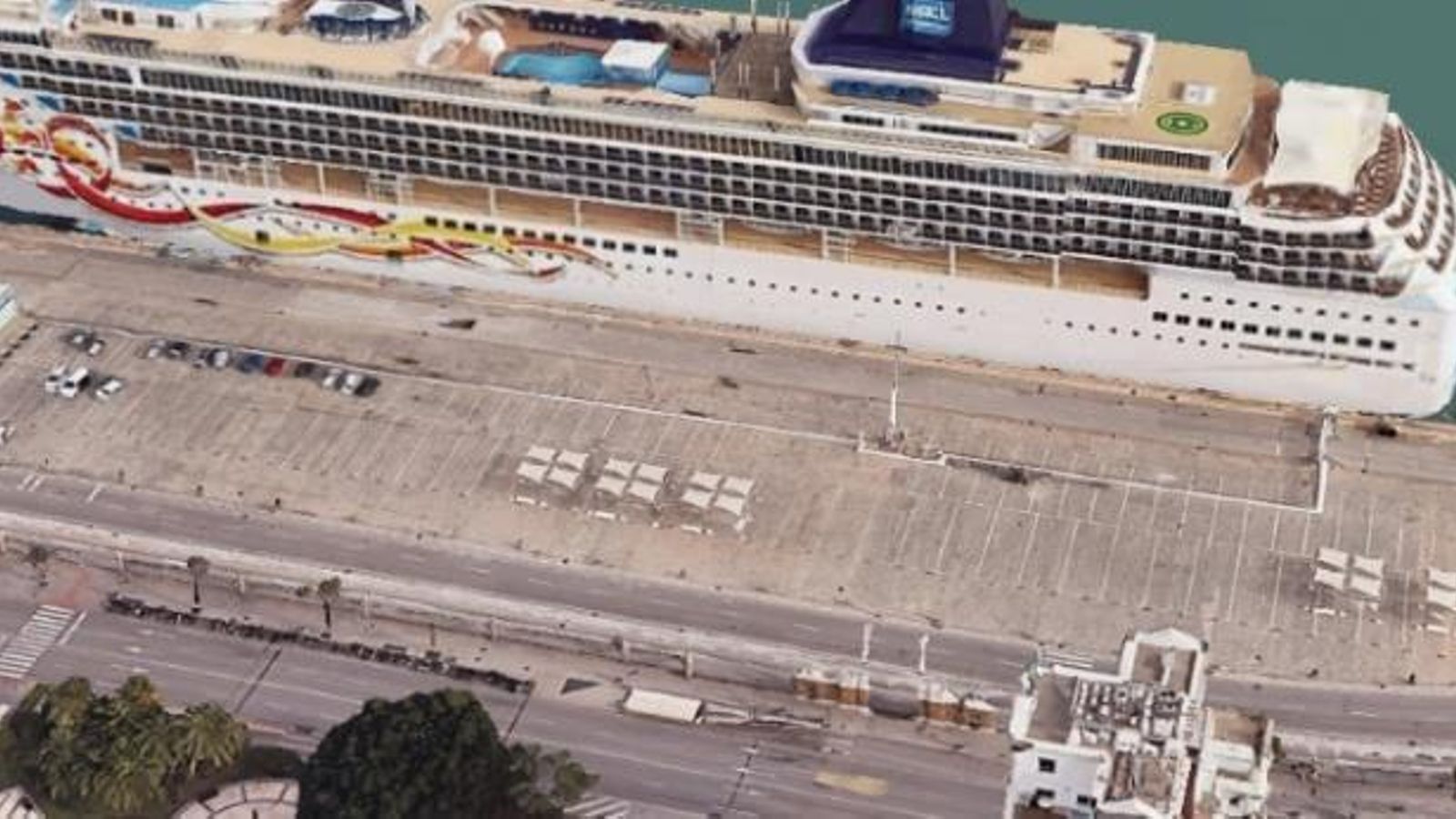 Estado actual en el que se encuentra el Muelle Ciudad. A la izquierda, la terminal satélite de cruceros.