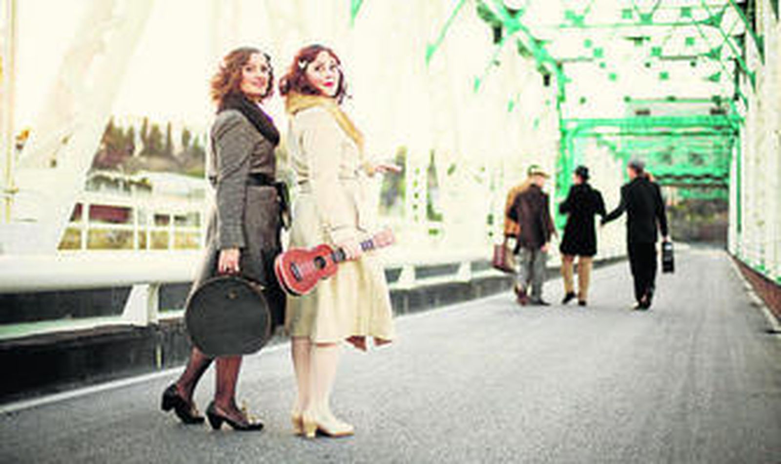 Helena Amado y Paula Padilla, con el resto de O Sister! al fondo.