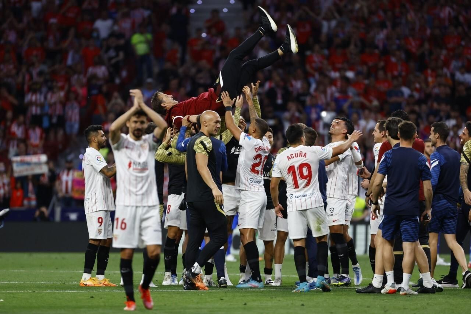 Julen Lopetegui es manteado por sus jugadores tras el histórico pase a la Champions.