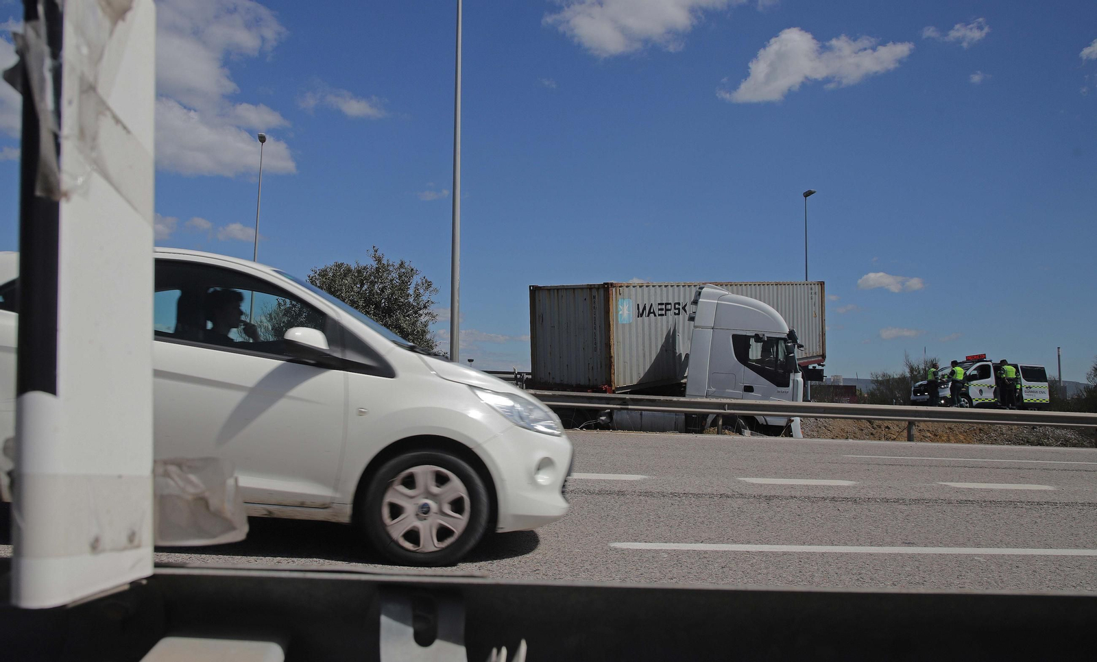 Fotos del camión accidentado en la A-381 a la altura de Puente Romano