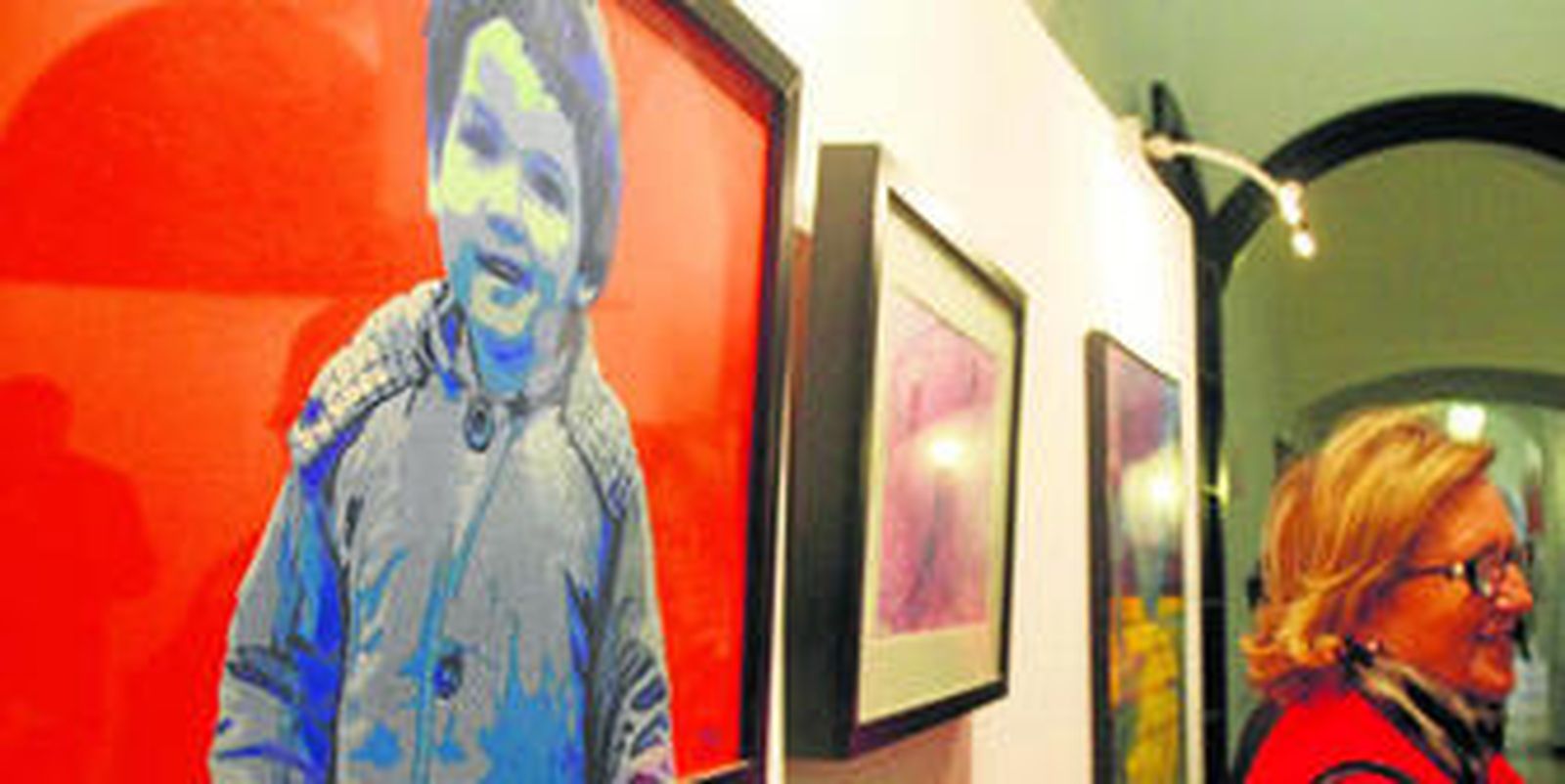 Imagen de algunas de las obras pictóricas de Begoña Otero, ayer en Algeciras.