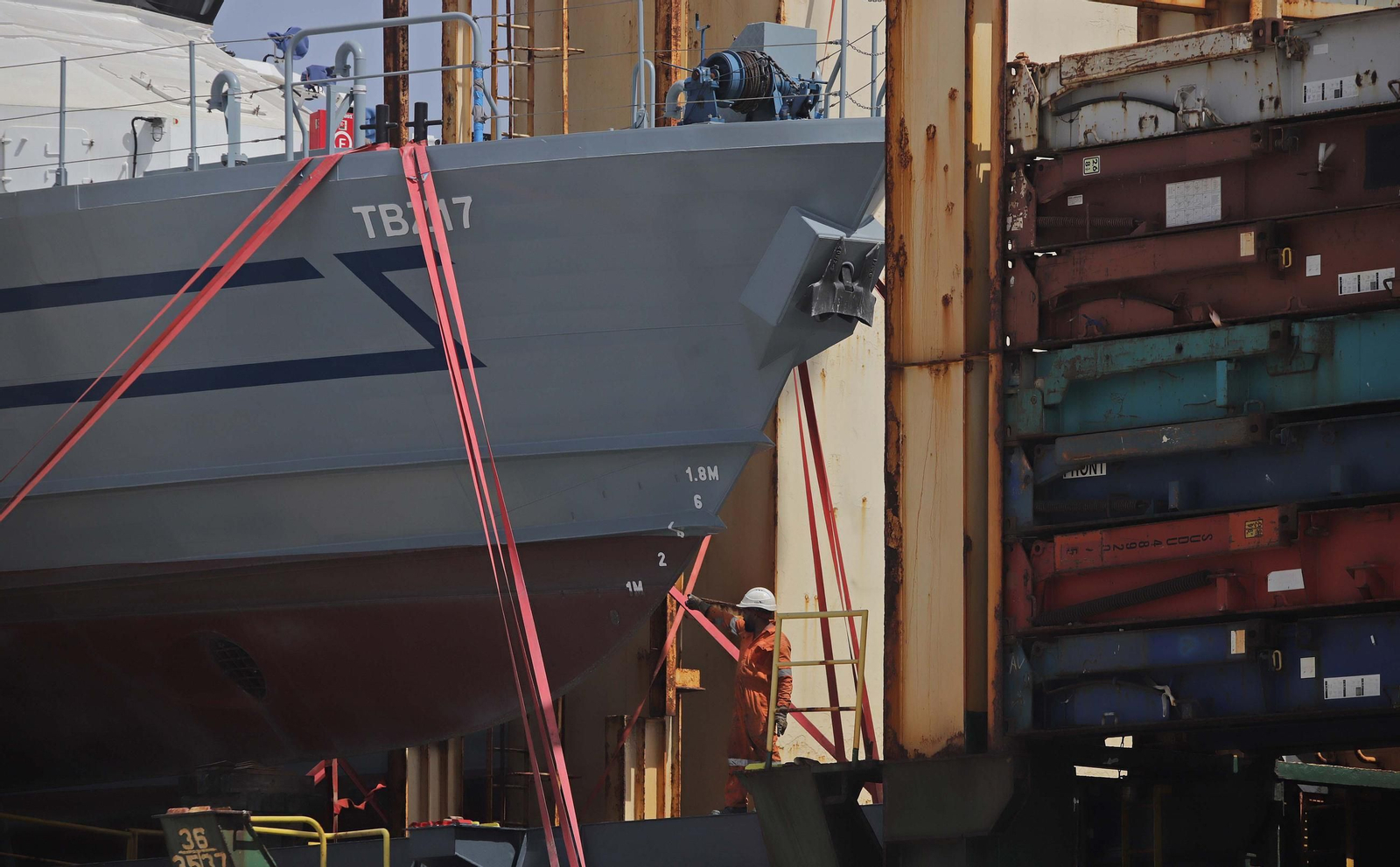 Fotos del dispositivo de descarga de las embarcaciones del buque Lila Mumbai en el Puerto de Algeciras