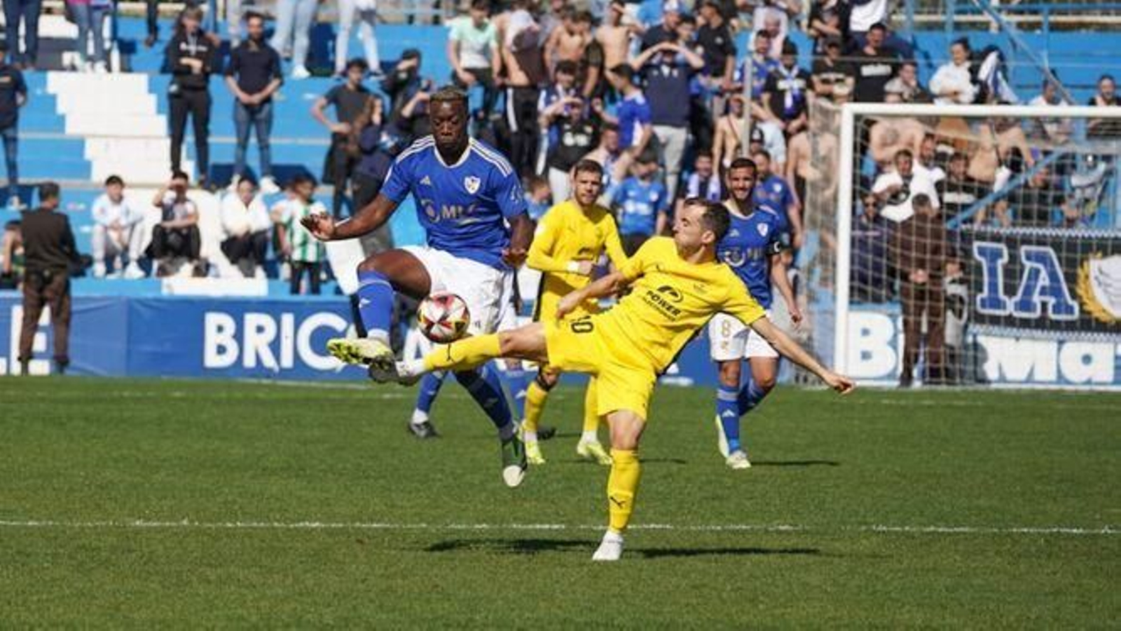 Jannick Buyla luchando por un balón.