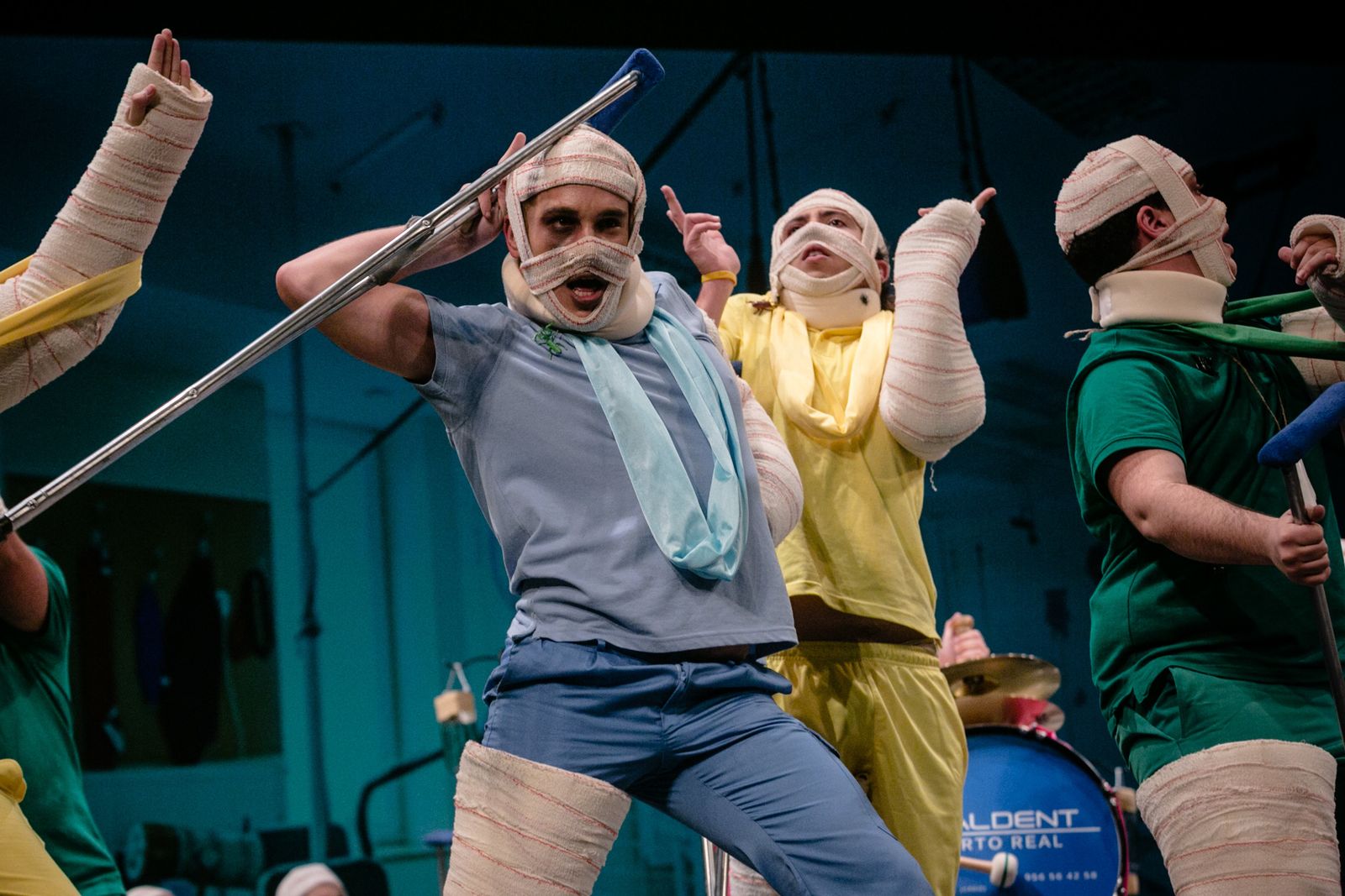 La chirigota "Las momias de güete pa guá en la mutua" durante su actuación.