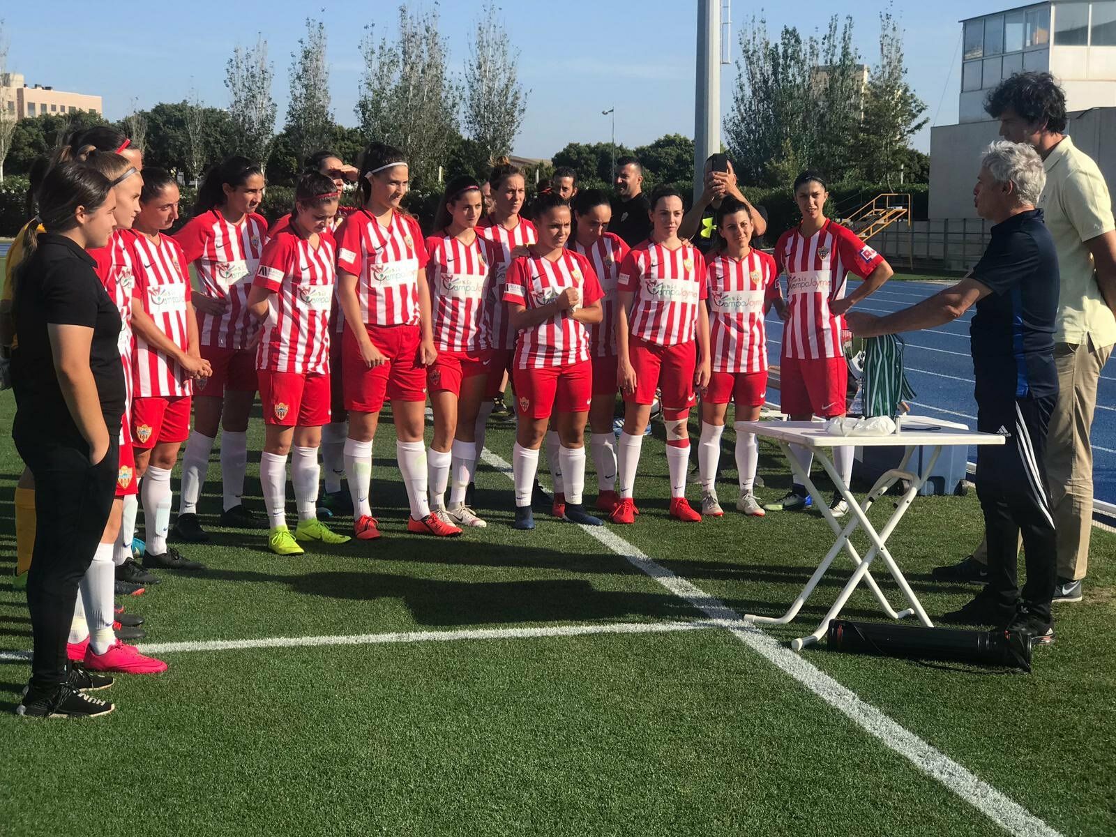 Jugadoras rojiblancas antes de recibir sus medallas.