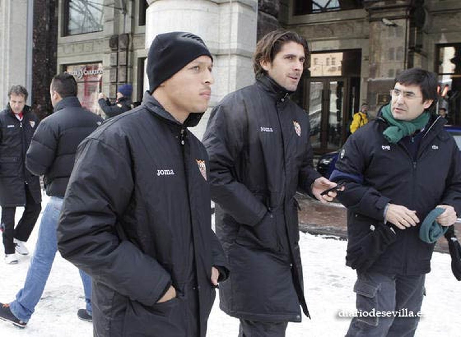 Adriano y Escudé pasean junto a un periodista.

Foto: Antonio Pizarro