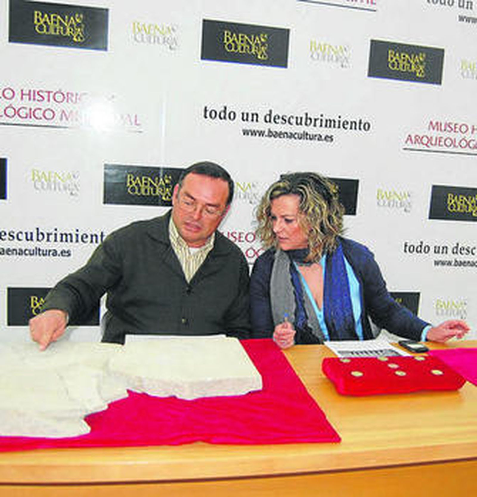 Hallan en Torreparedones monedas de Nerón y una máscara de gladiador